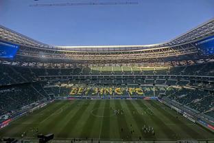 现场球迷喜迎巴西巨星！比赛中场内马尔绕场与球迷互动！
